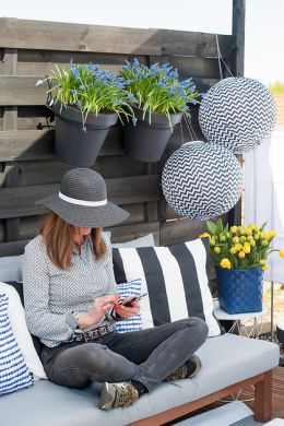 Lekken relaxen op je balkon met mooie hangende potten met blauwe druifjes (muscari).